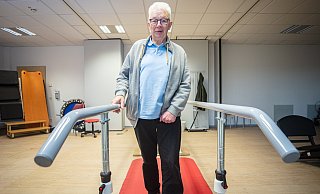 Werner Vogelsang am Gehbarren im großen Physiotherapieraum des Elithera Neurozentrums in Bielefeld Stieghorst. - Mike-Dennis Müller