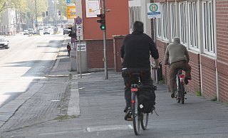 Fußgänger und Radler müssen sich den Bürgersteig an der Mindener Straße teilen. - Peter Steinert
