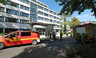 In der Median-Klinik am Westkorso hat am Freitag ein Zimmer gebrannt. Rund 160 Patienten und 50 Mitarbeiter mussten das Gebäude verlassen. - Thorsten Gödecker