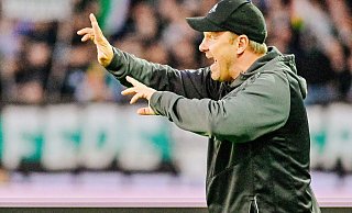 SCP-Chefcoach Lukas Kwasniok erteilt beim Paderborner Zweitliga-Gastspiel in Münster taktische Anweisungen. - Besim Mazhiqi