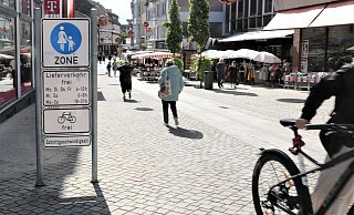 Der Eingang zur Fußgängerzone Marktstraße von der Grubestraße her - einige Radfahrer fahren, andere schieben ihre Räder. - Simone Flörke