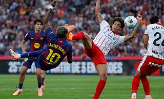Barcelona mit Lamine Yamal (l) siegte gegen Girona mit dem früheren Dortmunder Axel Witsel. - Joan Monfort/AP/dpa