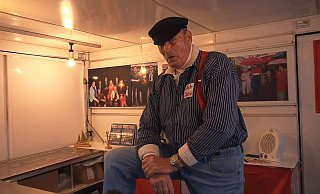 Aale-Dieter, der mit bürgerlichen Namen Dieter Bruhn heißt, steht in seinem Verkaufswagen (Archivbild). - -/dpa