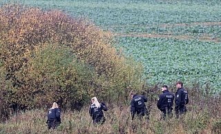 Am Mittwoch durchkämmten Polizisten vor allem die Umgebung eines Tümpels bei Klein Upahl. - Bernd Wüstneck/dpa