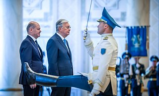 Für Kanzler Scholz (links) ist das zentralasiatische Kasachstan vor allem als Rohstoff-Lieferant interessant. Bei seinem Besuch geht es aber auch um den russischen Angriffskrieg gegen die Ukraine. - Michael Kappeler/dpa