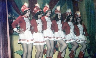 Rödinghausen ist zwar kein traditioneller Karnevalsort, aber auf eine Garde – wie hier im Rosengarten 1972 – wurde nie verzichtet. - privat
