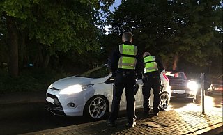 Besonders am Parkplatz des Uni-Sportgeländes am Pohlweg wurden Fahrzeuge kontrolliert. - Polizei Paderborn