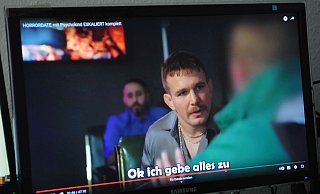 Nick Hein konfrontiert den Bielefelder (r. Gesicht gepixelt) mit seinen Aussagen. Die Polizei spricht von Cybergrooming, einer Form des sexuellen Missbrauchs von Kindern. - Jens Reichenbach