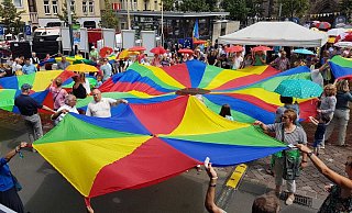 Mit bunten Regenschirmen und Tüchern demonstrieren Warburger Bürgerinnen und Bürger auf dem Marktplatz gegen den Landesparteitag der AfD in der Stadthalle. - Birger Berbüsse