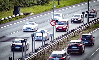 Weil es bei der Neuinstallation des stationären Blitzers Probleme gibt, kehr Blitzer Guntram (hinten links) vielleicht schon bald wieder auf den Ostwestfalendamm zurück. - Mike-Dennis Müller / www.mdm.photo