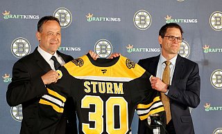Der frühere Bundestrainer Marco Sturm (l) ist der 30. Trainer bei den Boston Bruins und erster deutsche Coach in der NHL. - Mary Schwalm/AP/dpa
