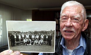 "Die Kameradschaft unter den Spielern war damals kolossal": Udo Pehle zeigt ein Mannschaftsfoto aus dem Jahr 1923. Sein Vater "Mondo" Pehle sitzt vorne, ganz links. - Wolfgang Rudolf