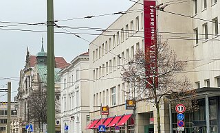 Der Schriftzug "Arcadia" wird wohl schon bald durch "Ibis Styles" ersetzt werden. Das Theater (im Hintergrund) wird eine wichtige Rolle spielen. - Andreas Zobe