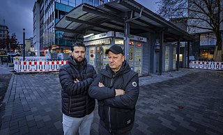 Vater Akram Borto (r.) und sein Sohn sind seit zehn Jahren Pächter des Kesselbrink-Kiosks, der zwischen Grünem Würfel und Volksbank steht. - Sarah Jonek