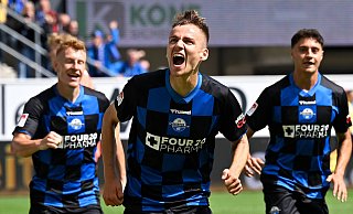Laurin Curda (v.l.), Filip Bilbija und Stefano Marino feiern den dramatischen Last-Minute-Sieg des SC Paderborn 07 gegen Holstein Kiel. - IMAGO/Ulrich Hufnagel Laurin Curda (v.l.), Filip Bilbija und Stefano Marino feiern den dramatischen Last-Minute-Sieg des SC Paderborn 07 gegen Holstein Kiel. - IMAGO/Ulrich Hufnagel