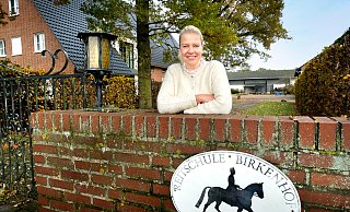 Caroline Knorr ist die Inhaberin der Reitschule Birkenhof in Gütersloh. Die 45-Jährige führt den Betrieb in dritter Generation und stellt ihn jetzt für die Zukunft auf. - Andreas Frücht