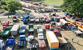 Neben den rund 300 historischen Treckern gab es auch 30 alte Lkw zu bestaunen. - Yvonne Gottschlich