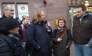 Die Herforder Grünen Angela Schmalhorst und Herbert Even (v.l.) mit Wibke Brems (Gütersloh/MdL), Anton Hofreiter und Britta Haßelmann (Bielefeld/MdB) im Gespräch mit dem Löhner Landwirt Jan-Wilhelm Wetehof. - Peter Steinert