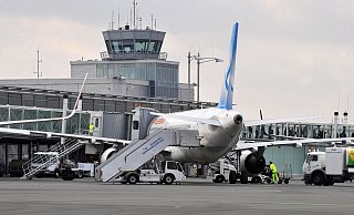 Blick auf den Tower: Die heimische Wirtschaft schätzt den Flughafen Paderborn-Lippstadt - will sich jedoch nicht finaziell daran beteiligen. - Marc Köppelmann