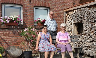Elisabeth Hake (von rechts) begeht in diesem Jahr ihr 70. Thronjubiläum. Ihr Sohn Hans-Bernd Hake und Ehefrau Petra waren vor 25 Jahren das Königspaar in Schmechten. - Helga Krooß