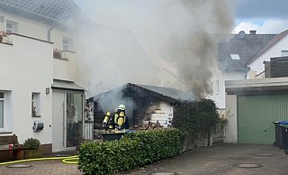 Dichter Rauch quoll aus der Gartenhütte, die dicht an der Wohnbebauung stand. - Feuerwehr Höxter