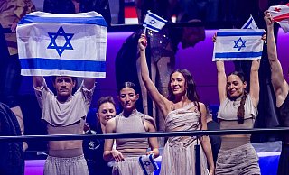 Eden Golan (2.v.r.) wurde vom Publikum ins ESC-Finale gewählt. - Jens Büttner/dpa