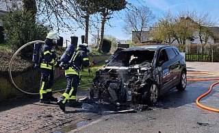 Das Fahrzeug wurde im Bereich des Motorraumes durch das Feuer stark zerstört. Die Feuerwehr Nieheim war im Einsatz. - Madita Schellenberg