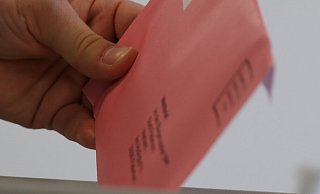 So einige Briefwahl-Stimmen kamen auch im Kreis Herford nicht rechtzeitig an - flossen somit nicht in die Endergebnisse der Stichwahlen um das Landratsamt und die Chefposten in drei Rathäusern ein. - Holger Kosbab
