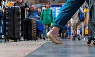 Reisende sind im Frankfurter Hauptbahnhof unterwegs: Die Deutsche Bahn rechnet über das gesamte Pfingstwochenende mit vollen Zügen. - Andreas Arnold/dpa