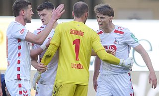 Kölns Torwart Marvin Schwäbe feiert mit seinen Teamkollegen (v. l.) Imad Rondic, Eric Martel und Joel Schmied den 2:1-Sieg in Paderborn. - picture alliance/dpa