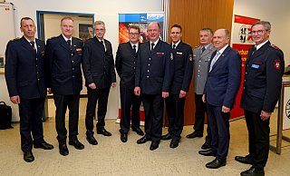 Gastgeber und Gäste: Michael Beivers (v. l.) , Bernhard Grothoff, Bernd Lüke, Tobias Rupprecht, Hubert Halsband, Stephan Reckhaus, Sven Büsing, Landrat Christoph Rüther und Jürgen Kersting beim Neujahrsempfang des Verbandes der Feuerwehren im Kreis Paderborn. - Ralph Meyer