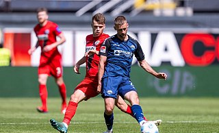 Intensive Partie im vollen Paderborner Stadion. - David Inderlied/dpa