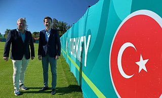 Die Klosterpforte Marienfeld freut sich auf die türkische Fußball-Nationalmannschaft: Inhaber Reinhold Frie und Hoteldirektor Christopher Schemmink (v.l.). - Burkhard Hoeltzenbein