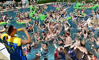 Los geht's: Ob es schon am Samstag derart voll wird wie hier 2021 in Hillegossen bei der Poolparty? - Barbara Franke