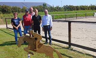 "von Lützow"-Geschäftsführerin Petra Gries (v. l.), Klaus Brinkmann, Christoph Meyer zu Hartum, der Deutsche Vizemeister Tom Schewe und Stephan Wittkugel als Vertreter der Firma Schnieder, vor dem Turnier 2025. - Dirk Kröger