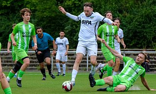Boris Glaveski (am Ball) und sein TuS Dornberg siegten im ersten Testspiel gegen den TuS Ahmsen 5:0. - Andreas Zobe