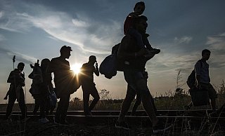 Die Flüchtlingssituation beschäftigt die Menschen in OWL sehr. - dpa