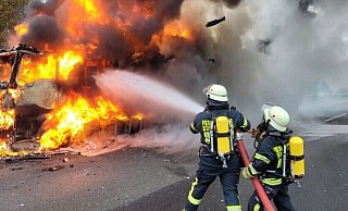Ein Lkw ist auf der A2 völlig ausgebrannt. - Feuerwehr Vlotho
