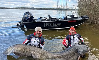 Zwei Angler in Polen haben einen fast drei Meter langen Wels gefangen. (Foto Handout) - Polska Akademia Wedkarska/dpa