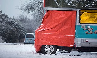 Überwintert das Wohnmobil im Freien, sollte man eine Abdeckplane und zusätzliche Diebstahlsicherungen verwenden: Radkralle, Lenkradsperre und Kopplungsschloss sorgen für Schutz. - Frank Rumpenhorst/dpa/dpa-tmn