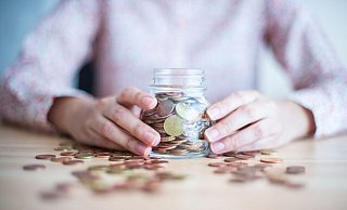 Das Sammeln von Münzen in der Spardose ist uneingeschränkt erlaubt: Selbst größere Mengen dürfen privat aufbewahrt werden. - Arne Immanuel Bänsch/dpa/dpa-tmn