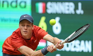 Jannik Sinner spielt eine Rückhand. - Friso Gentsch/dpa