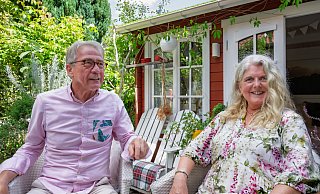 Das Ehepaar Susanne und Jürgen Kreft hat sich in Gütersloh einen wildromantischen Cottage-Garten geschaffen. Sie lieben Vintage-Schätzen und Do-it-yourself-Projekte. In ihrem verwinkelten Garten gibt es viel zu entdecken. - Stefan Derschum Das Ehepaar Susanne und Jürgen Kreft hat sich in Gütersloh einen wildromantischen Cottage-Garten geschaffen. Sie lieben Vintage-Schätzen und Do-it-yourself-Projekte. In ihrem verwinkelten Garten gibt es viel zu entdecken. - Stefan Derschum