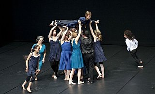 Eine dynamische Szene mit der Gruppe von Kindern und Erwachsenen mit Migrationshintergrund . - FOTO: LIOBA SCHÖNECK