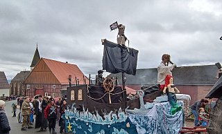 Süße Früchtchen, grüne Kaugummi-Kugeln und politische Botschaften beim wohl höchsten Karnevalsumzug im Kreis Höxter. - Manuela Puls