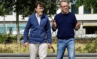 Detlef Koenemann (l.) und NW-Redakteur Stefan Brams schlendern diskutierend vorm Sommergespräch über den Kesselbrink. - Peter Unger