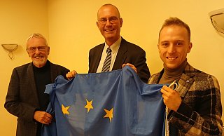 Friedhelm Heckemeyer (v. l.), Ingo Stucke und Christoph Köster setzen sich in der Begegnungsstätte Stockhausen dafür ein, Europa nicht aus den Augen zu verlieren. - Frank Hartmann