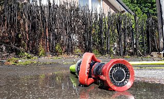 Auch in diesem Fall im Kreis Höxter ist der Versuch, Unkraut zu vernichten, schief gegangen, wie an der verbrannten Hecke zu sehen ist. Dabei hatte der Hausbesitzer noch großes Glück, weil die Feuerwehr gerade in der Nähe war. - David Schellenberg