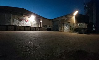 Ein Jugendlicher ist am Samstagabend durch das Dach dieser Lagerhalle in Kirchlengern gestürzt. Er wurde mit einem Rettungshubschrauber in ein Krankenhaus geflogen. - Florian Weyand