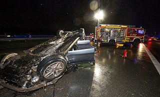 Der Mercedes überschlug sich und landete auf dem Dach. Der genaue Hergang ist noch unklar. - Christian Mathiesen